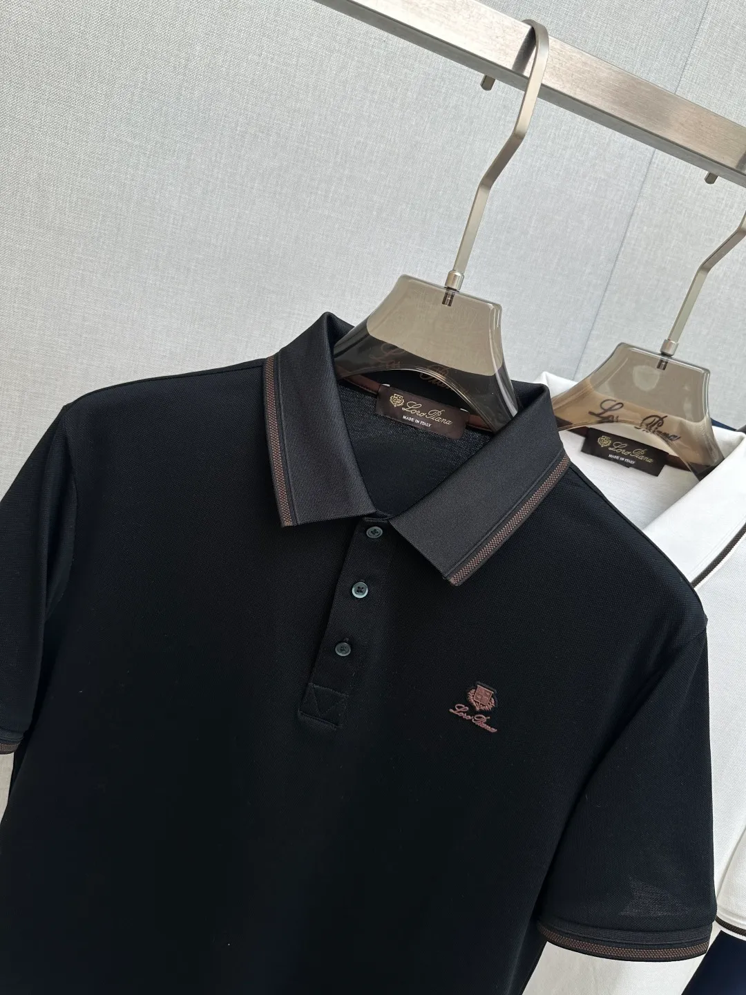 LP Spring and Summer New Arrival's first counter is the latest New Arrival lapel short-sleeved, refreshing and breathable. Premium customized design, avant-garde and fashionable! The brand logo is designed with heavy craftsmanship. It feels soft. It is comfortable to wear. It has exquisite counter-level stitching. It has fine workmanship. The upper body effect is incomparably handsome! A must-have item for a stylish man! Sizes:M-3XL